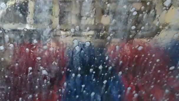 Auto glas i vatten vid en biltvätt. — Stockvideo