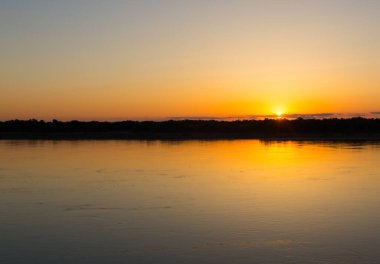 Nehirde güzel bir gün batımı. Doğadaki parkta.