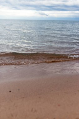 Arka plan olarak denizdeki bulutlu hava .