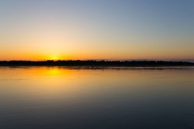 Nehirde güzel bir gün batımı. Doğadaki parkta.