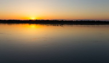 Nehirde güzel bir gün batımı. Doğadaki parkta.