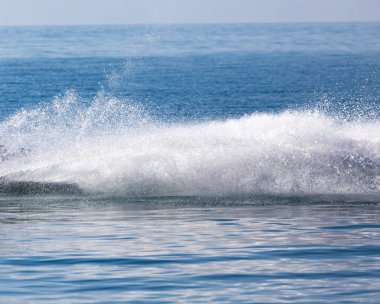 Suyun yüzeyindeki bir tekneden alınan izler. .