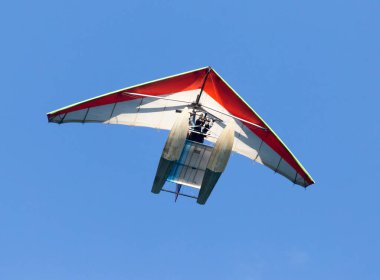 Gökyüzünde planör düzlemi. Doğadaki parkta.