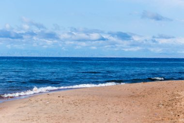 Arka plan olarak denizdeki bulutlu hava .