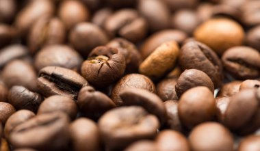 Arka plan olarak kahve çekirdekleri. Fotoğraflar stüdyoda.