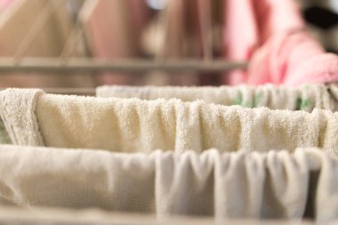 Kurutma makinesinde kurutulmuş havlu. Soyut bir dokunun fotoğrafı