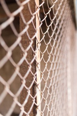 Paslı metal örgülerden bir çit. Soyut bir dokunun fotoğrafı