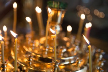 Ortodoks kilisesinde mumlar yanıyor. Fotoğraflar stüdyoda.