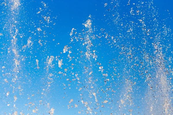 Água Salpicando Fonte Fundo Céu Azul — Fotografia de Stock