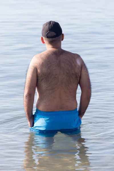 Uomo Bagna Nel Lago Sulla Spiaggia — Foto Stock