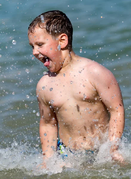 Pojke Badar Sjön Till Stranden — Stockfoto