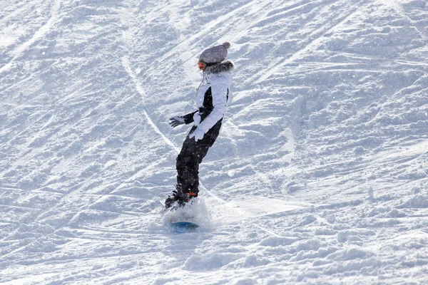 Snowboard Uomo Nella Neve Nel Parco Nella Natura — Foto Stock