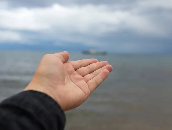 Mão Homem Fundo Mar Com Nuvens — Fotografia de Stock