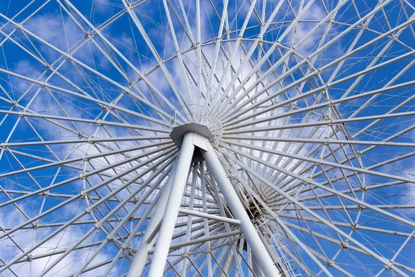 青い空に対する観覧車 自然公園で — ストック写真