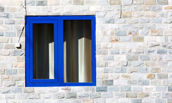花岗岩砌成的砖楼的窗户 — 图库照片