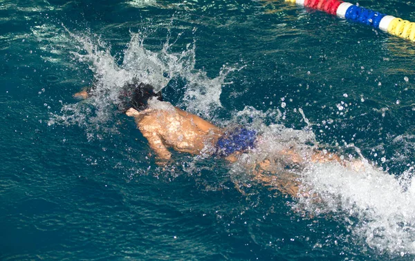 Chico Entra Para Los Deportes Piscina — Foto de Stock