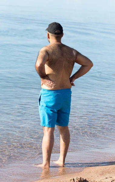 Człowiek Kąpie Się Jeziorze Plaży — Zdjęcie stockowe