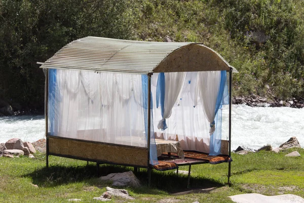 Tenda Para Descansar Nas Margens Rio — Fotografia de Stock