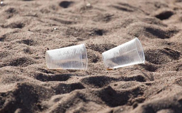 Tasse Plastique Sur Sable Dans Parc Dans Nature — Photo