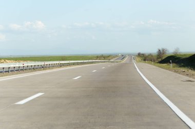 Doğada yeni bir asfalt yol. Doğadaki parkta.