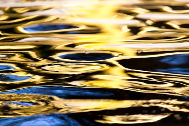 Arkaplan olarak suyun renkli yüzeyi .