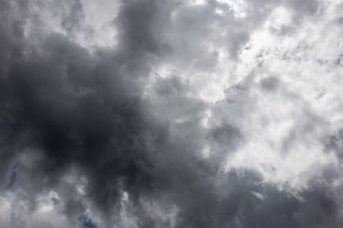 Arkaplan olarak gökyüzünde kara bulutlar .