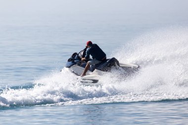 Suyun yüzeyinde jet ski hızında .