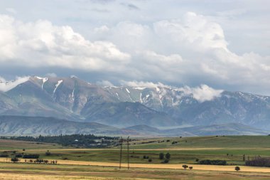 Kazakistan 'da arka plan olarak güzel dağlar .