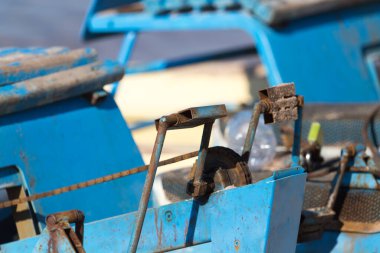 Eski katamaranın detayları. Doğadaki parkta.