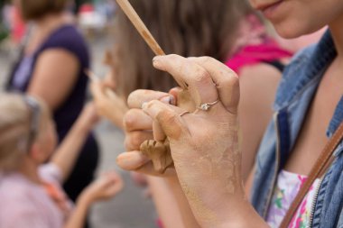 Kil heykelcikleri modelliyorum. Fotoğraflar stüdyoda.