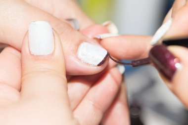 Güzellik salonunda profesyonel manikür. Fotoğraflar stüdyoda.