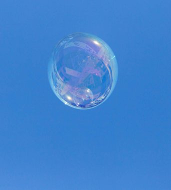 Mavi gökyüzündeki baloncuk. Doğadaki parkta.