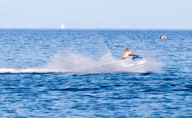 Suyun yüzeyinde jet ski hızında .