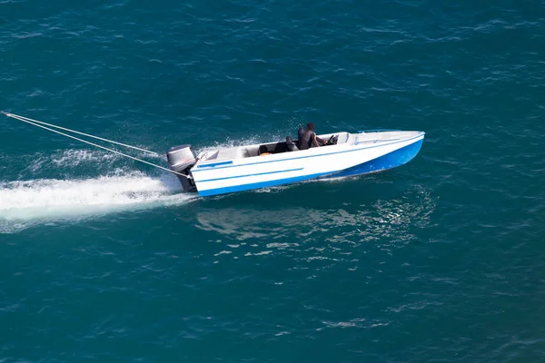 Motorboot Het Water Met Een Snelheid Van — Stockfoto