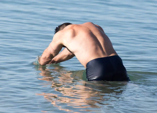 Uomo Bagna Nel Lago Sulla Spiaggia — Foto Stock