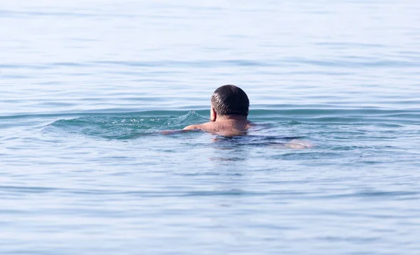 Man Baadt Het Meer Het Strand — Stockfoto