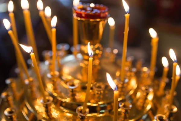 Ortodoks kilisesinde mumlar yanıyor. Fotoğraflar stüdyoda.