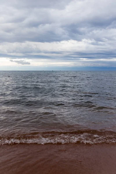 Arka plan olarak denizdeki bulutlu hava .