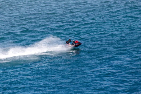 喷气式滑翔机以最快的速度在水面上滑行 — 图库照片