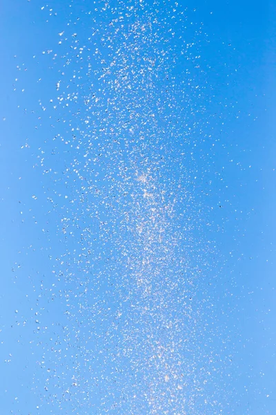 Çeşmeden Akan Mavi Gökyüzünün Arka Planında — Stok fotoğraf