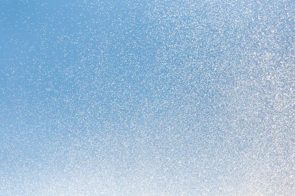 青い空を背景に噴水から水が飛び散る — ストック写真