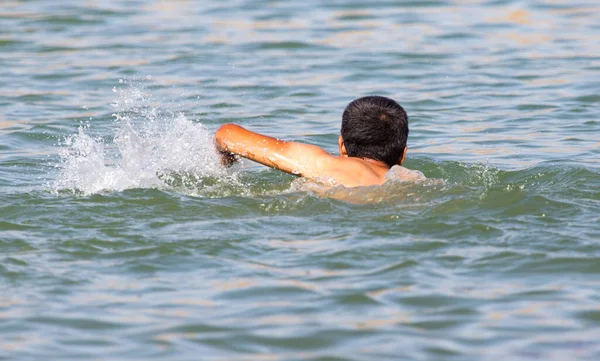 Ein Mann Der Einem See Schwimmt Park Der Natur — Stockfoto