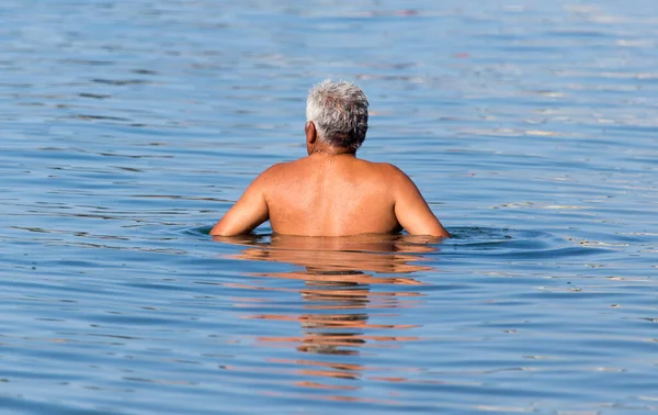 Uomo Bagna Nel Lago Sulla Spiaggia — Foto Stock