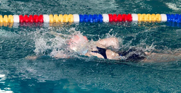 Mädchen Schwimmen Pool Park Der Natur — Stockfoto