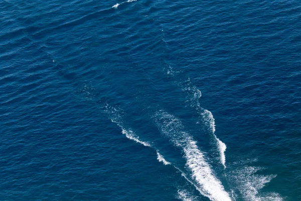 水面に浮かぶ船の跡から — ストック写真