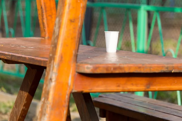 Masanın Üzerinde Plastik Bardak Var Doğadaki Parkta — Stok fotoğraf