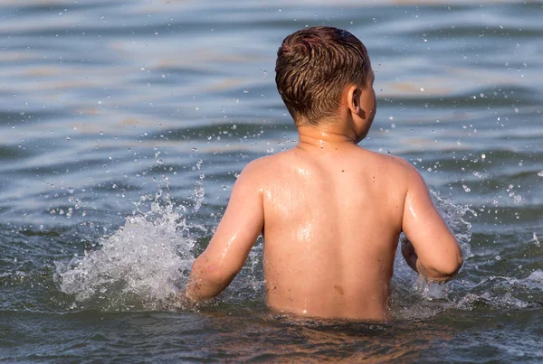 Ragazzo Bagnato Nel Lago Alla Spiaggia — Foto Stock