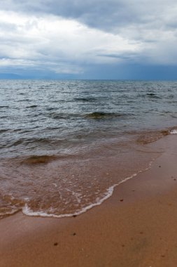 Arka plan olarak denizdeki bulutlu hava .