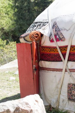 Kırgızistan 'da yurt. Doğadaki parkta.