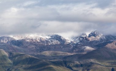 Kırgızistan 'daki güzel dağlar. Doğadaki parkta.